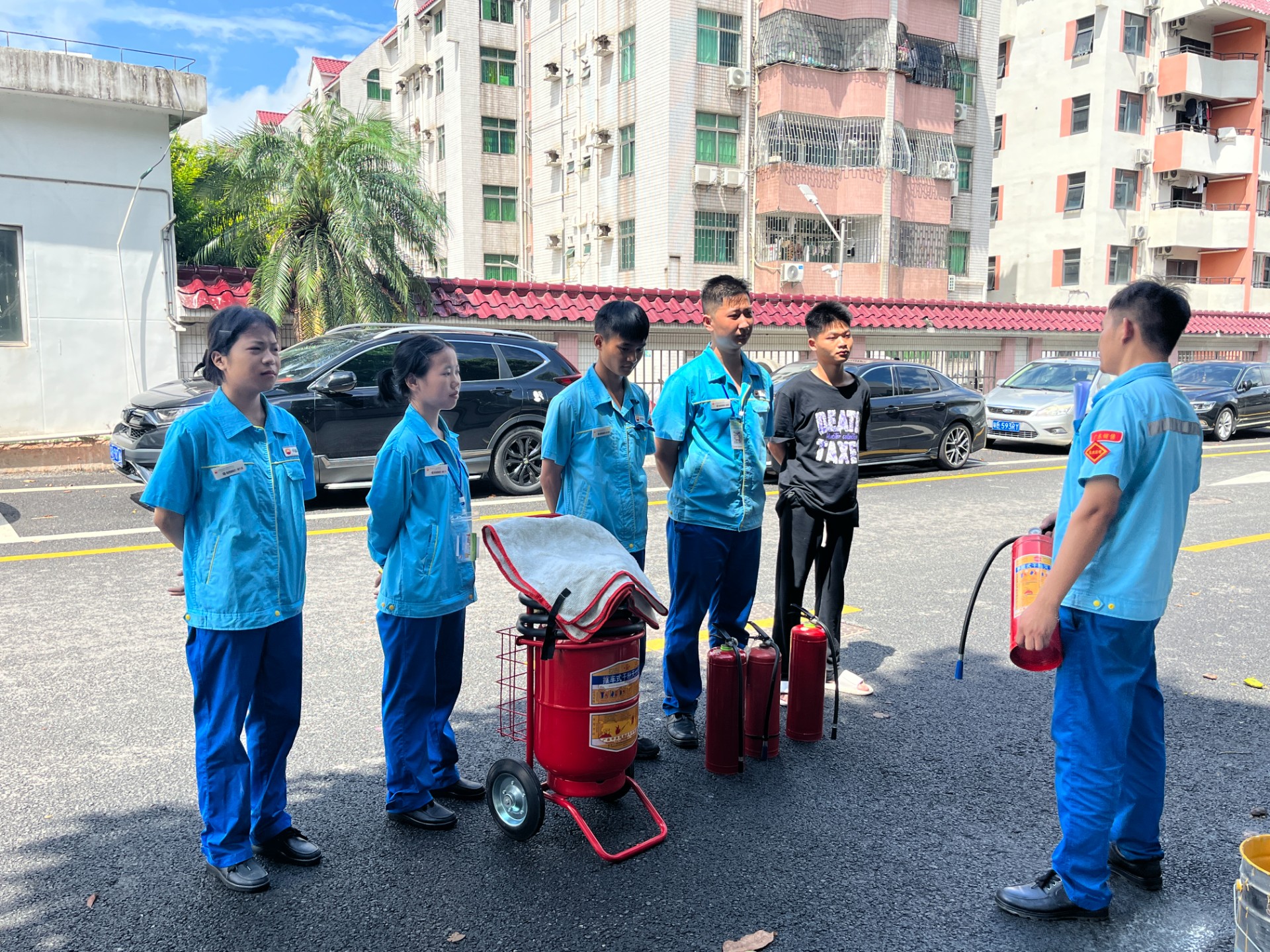 新二加油站行政主管黃飛武帶領員工進行消防安全知識講解和(And)實操演練作(Do)業