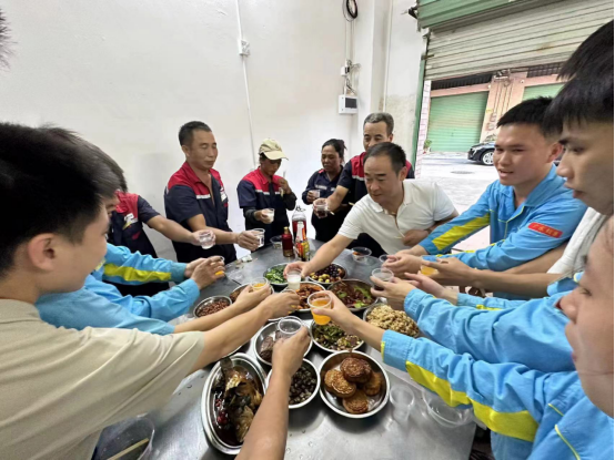 中秋團圓夜：董事長胥梓斌與司馬加油站員工共慶佳節